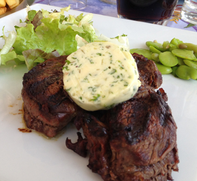 Gegrilde biefstuk met kruidenboter en frites
